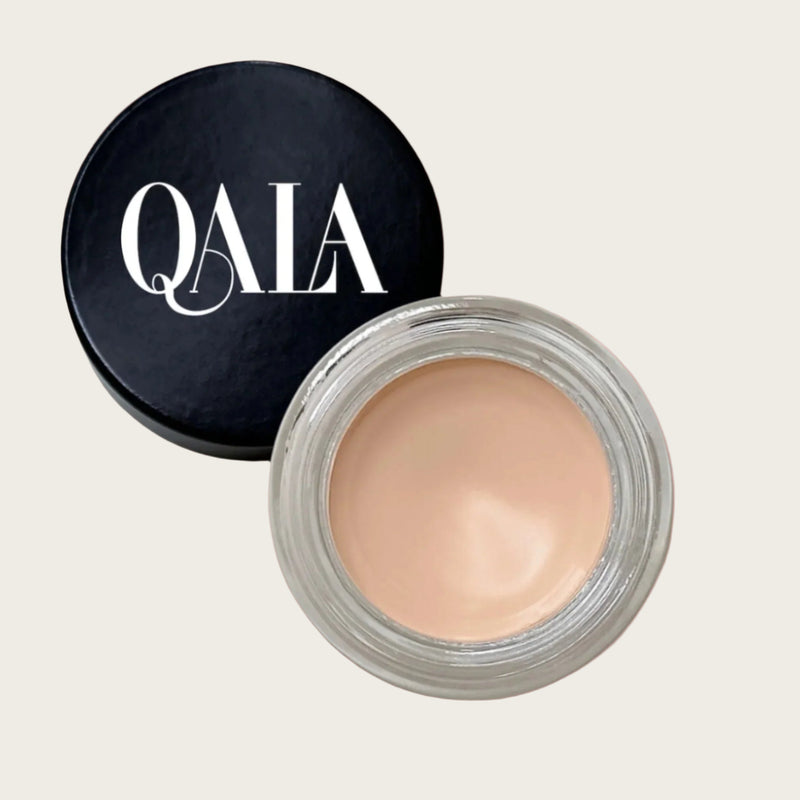 Close-up of QALA Long-Wear Eye Primer smoothing eyelids for vibrant, crease-free eyeshadow that lasts all day.

